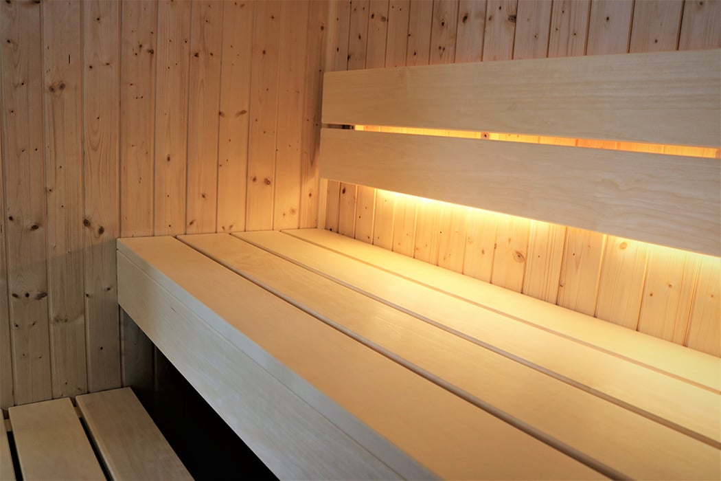 Classic_wide_sauna_interior_tylohelo